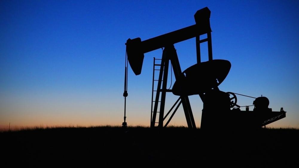 Цена нефти Brent опустилась ниже 99 долларов впервые с 11 мая